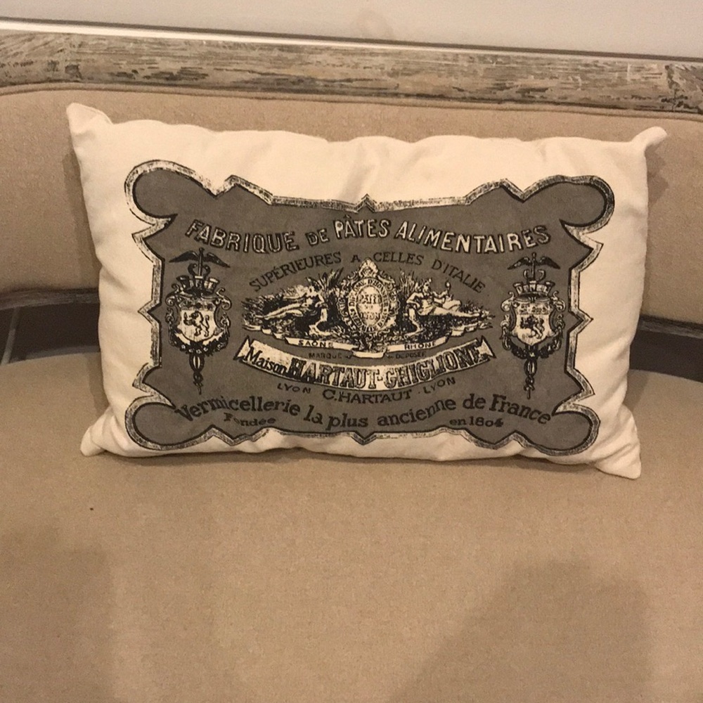 Unique pillows in French.